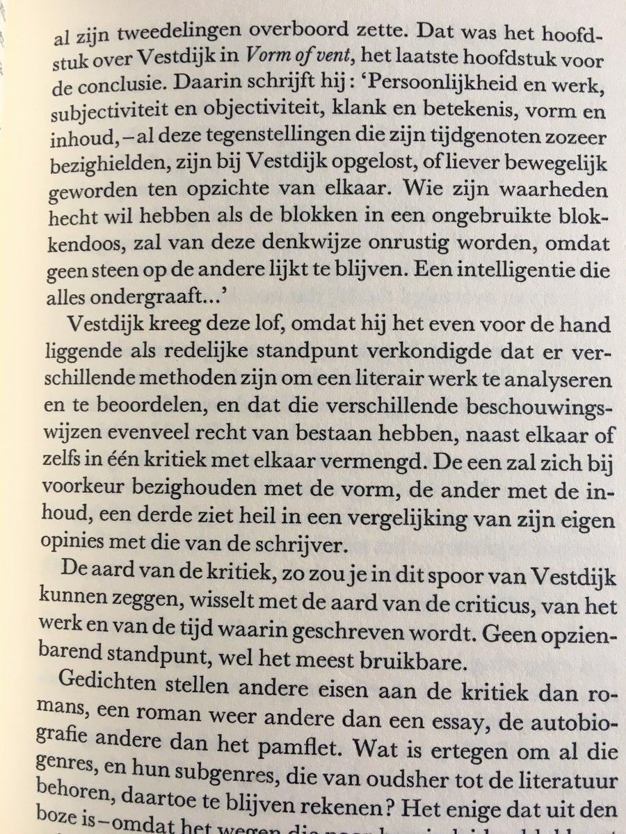 Dit soort informatie is nou leuk. Hoe stond Vestdijk in het debat over vorm of vent? Daartoe kun je die dikke studie van J.J. Oversteegen raadplegen, maar K.L. Poll vat het in één bladzijde samen: ondogmatisch, open voor meerdere benaderingen.