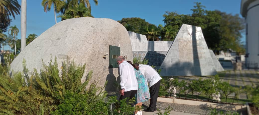 TeresaBoue's tweet photo. Iniciamos el día rindiendo homenaje a nuestro #FidelPorSiempre Frente a ti el compromiso de las #MujeresEnRevolución se hace eterno, porque tú eres nuestro paradigma
#FidelEsUnPaís https://t.co/TCiCXvxmI3