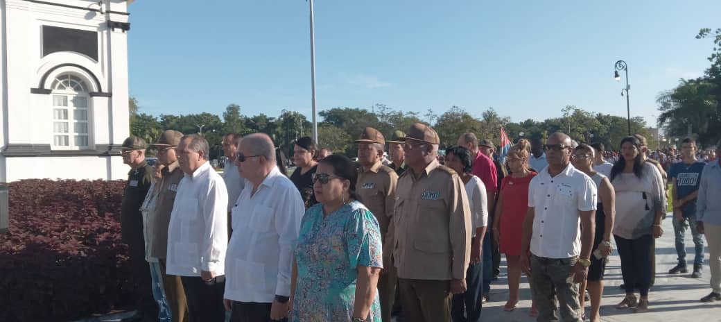 TeresaBoue's tweet photo. Iniciamos el día rindiendo homenaje a nuestro #FidelPorSiempre Frente a ti el compromiso de las #MujeresEnRevolución se hace eterno, porque tú eres nuestro paradigma
#FidelEsUnPaís https://t.co/TCiCXvxmI3