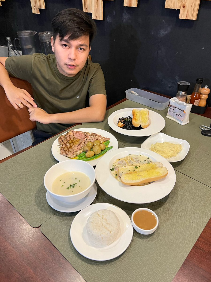dbamistouso's tweet photo. Indulging in a mouthwatering steak at Cawl Restaurant with the culinary wizard, Chef Anica Whisk, at Ladle Restaurant. 🍽️🥩 #FoodieAdventure #ChefMagic https://t.co/RdH3Lzz45y