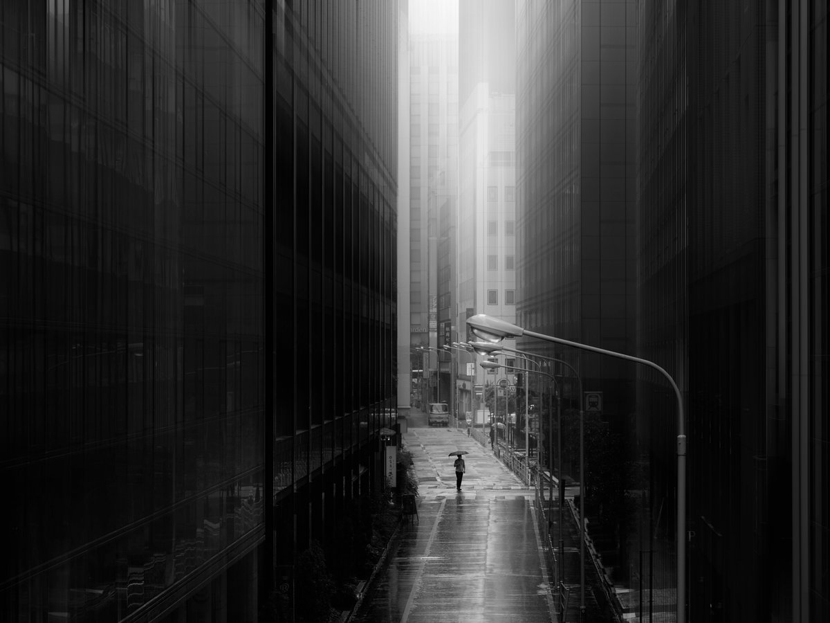 Behance's tweet photo. Minimalist black and white street photography by @takahiro_bc — see more images by Takahiro on #Behance > https://t.co/4UMGEiww3M https://t.co/rdBljUL1Qy
