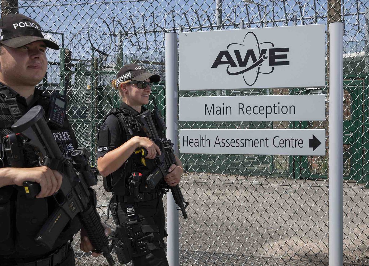 MODPolice's tweet image. A MOD Police Officer protects, reassures and is always ready to respond.

#WeAreRecruiting for the AWE sites near Reading. Find out more and what you need to do to apply ➡️ mod.police.uk/new-recruits/

#JoinMDP #ForceWithADifference