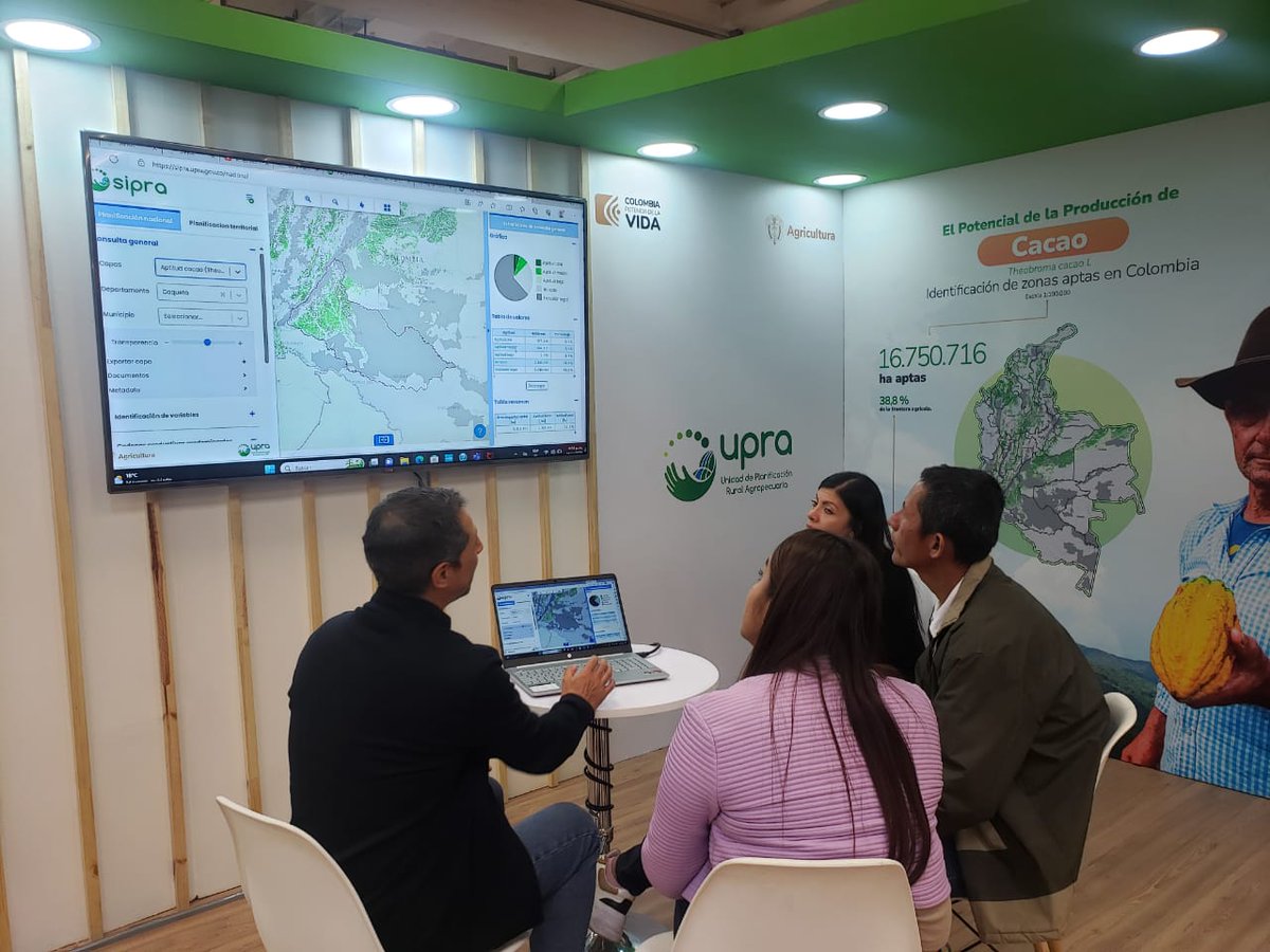UPRAColombia's tweet photo. 🍫 Un fin de semana con lo mejor del #CacaoDeColombia. Te invitamos a #Chocoshow ☕ en @corferiasbogota. Los técnicos de la #UPRA estarán presentes con la información relevante sobre esta cadena y los diferentes instrumentos de planificación.📍 Pabellón 6, estand 413. https://t.co/TgCP4NbiBb