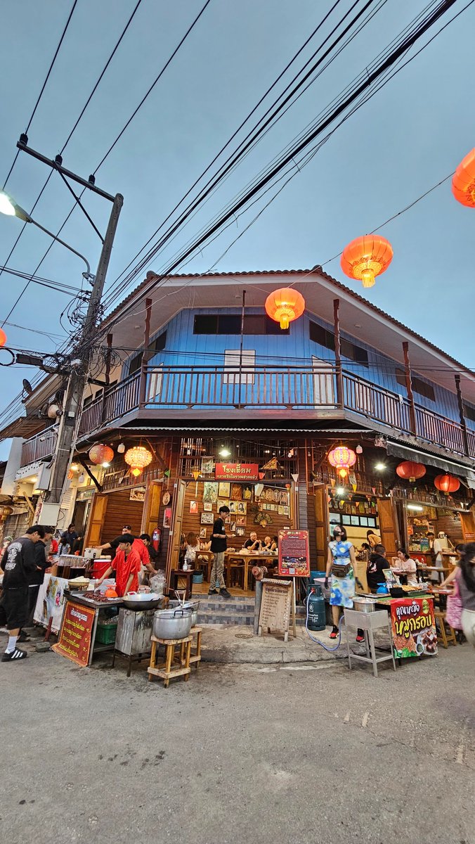 earthmixnation's tweet photo. How to get into Moonlight Chicken filming location in Pattaya 

—A Thread https://t.co/wTRG0sOZ9i