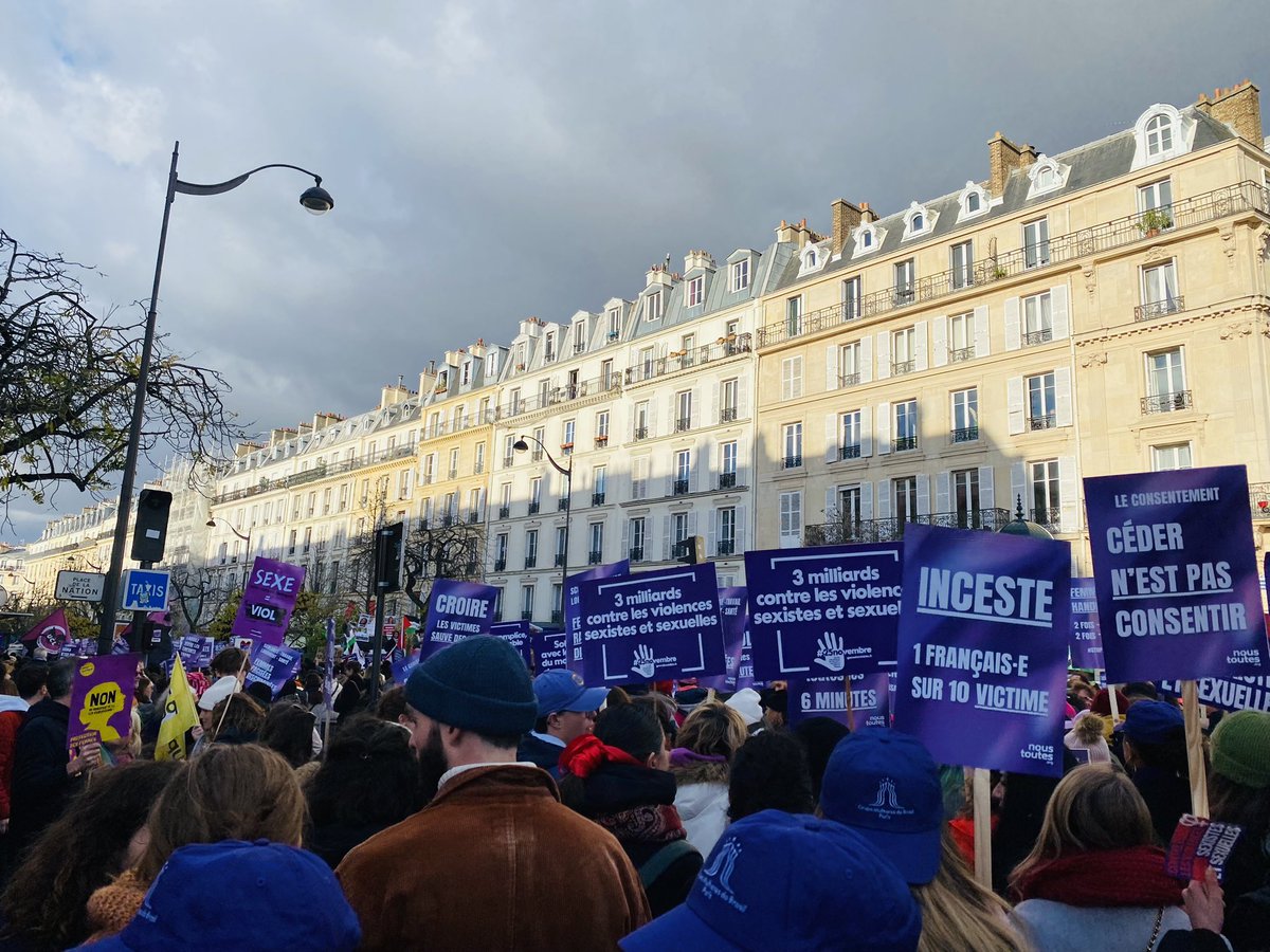 VergatiS's tweet photo. En direct de la place de la nation.
Je te crois! #noustoutes #25Novembre #pasunedeplus https://t.co/f6Aqee9vfX