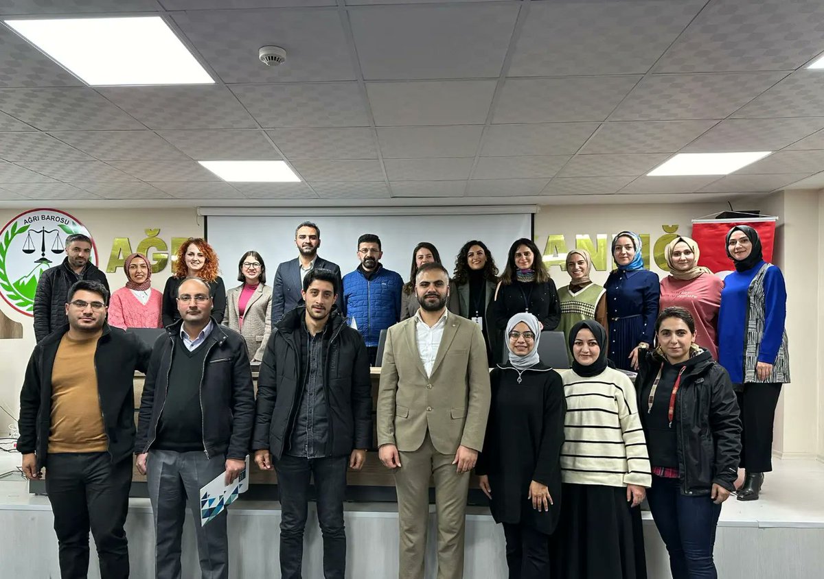 AgriBarosu's tweet photo. Mülteci Hakları Merkezi tarafından düzenlenen "6458 Sayılı Yabancılar ve Uluslararası Koruma Kanunu Çerçevesinde Sınır Dışı Prosedürleri, İdari Gözetim ve Alternatif Yükümlülükler" konulu eğitim semineri baromuzun ev sahipliğinde gerçekleştirildi. https://t.co/InQav4Oj6C