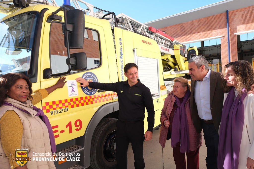 💜Con motivo del #DiaMundialContraLaViolenciadeGenero, la Delegación de Igualdad del Ayuntamiento de Jerez amadrina la autoescala del parque de Bomberos que viste cada año al minotauro con la camiseta morada.