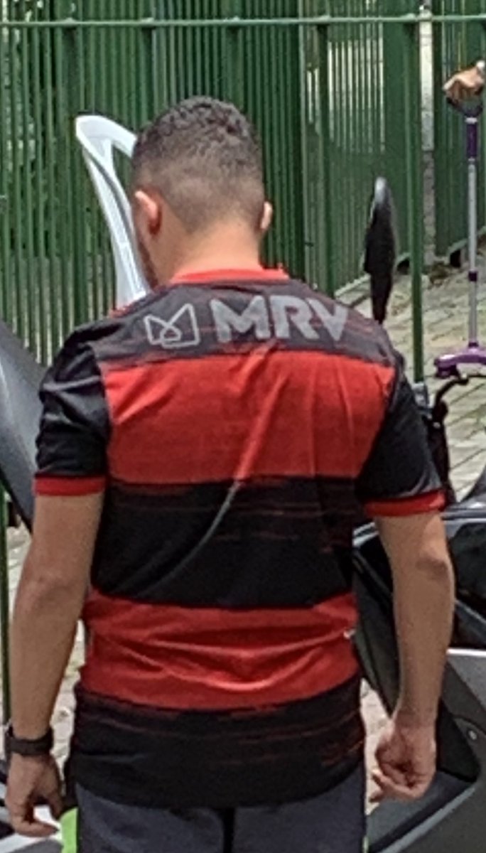 Muito engraçado ver as camisas do Flamengo de 2020 na rua.

Absolutamente NENHUMA delas tem o MRV nas costas, tá só a marca do transfer. Simplesmente adidas 🔥🔥