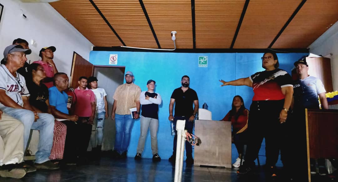 #Cojedes || <a href="/MercalOficial/">Mercal Oficial</a> recibe la visita de la Gerente Nacional de Salud Valentina Rodríguez, quien se reunió con los trabajadores, dialogando y escuchando inquietudes y sugerencias, para optimizar las labores diarias en las entidades de trabajo.
#TodosSíPorElE5equibo