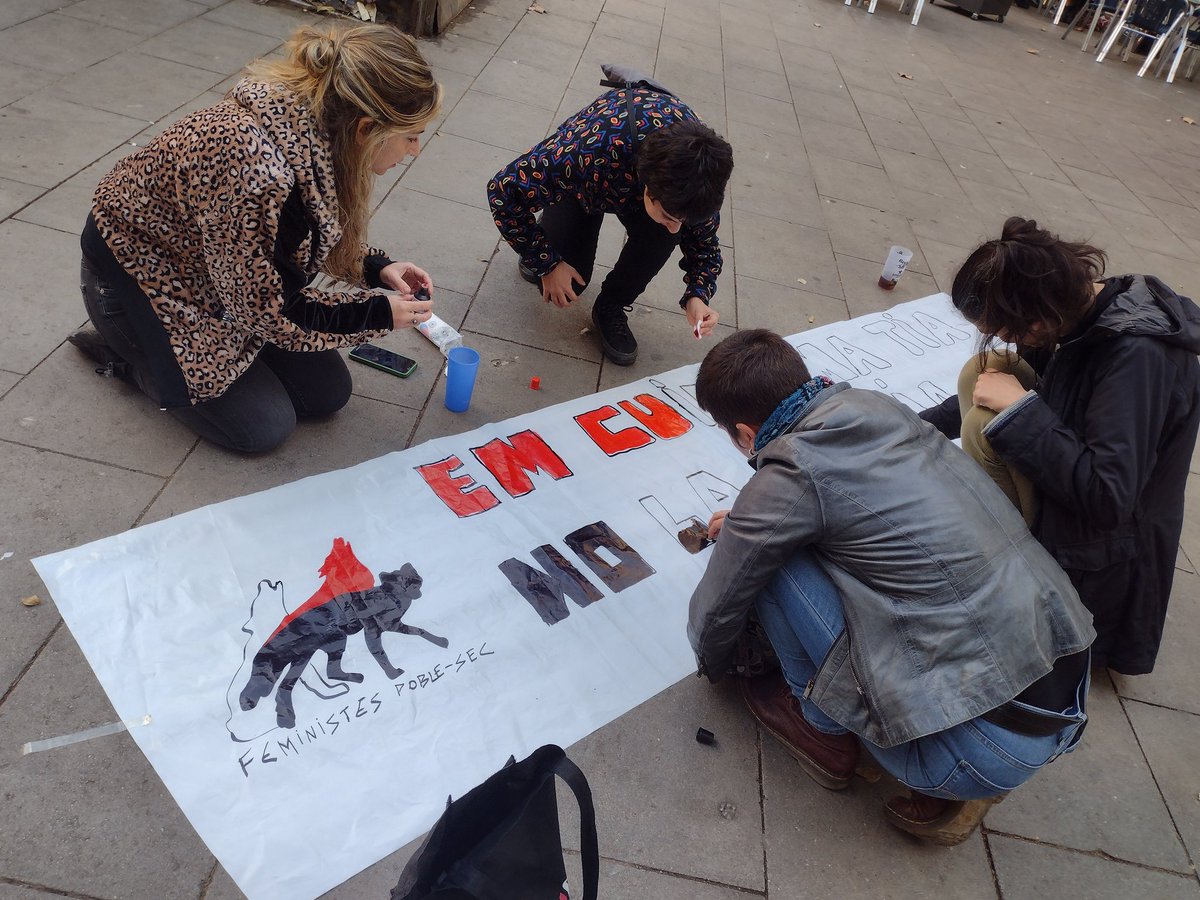 Les feministes del Poble sec preparant pancartes per la marxa pel barri!!
Prou violències masclistes!!
#emcuidamatianolapolicia
#25N
#transfeminismeanticapitalistaiantiracista