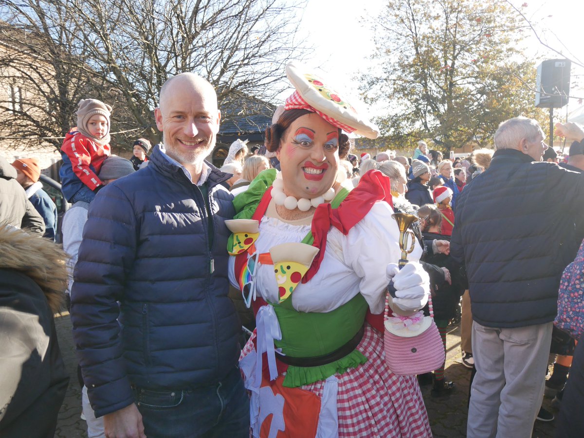 Fantastic to see hundreds (thousands?!) of people in town for the Christmas parade🎄

I was pleased to marshal the parade &amp; say a few words of thanks to <a href="/VivaPortTalbot/">Viva Port Talbot</a> for all their extremely hard work putting this together💪

<a href="/AberafanCentre/">Aberafan Shopping Centre</a> had an amazing Santa’s grotto too🎅