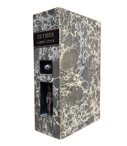 De Burca Rare Books has published its Christmas catalogue. Offerings include a 1992 Everyman's Library Ulysses rebound by Des Breen, who ran Antiquarian Bookcrafts in Dublin prior to his death in 2014. Yours for €1,450.
<a href="/DBrarebooks/">De Burca Rare Books</a> 
deburcararebooks.com/product/catalo…