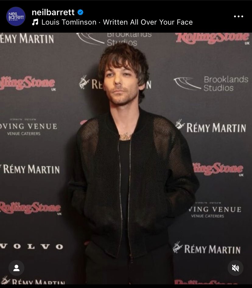 Fashion brand Neil Barrett shared Louis on the #RSUKawards Red Carpet rocking their jacket. “LOUIS TOMLINSON in NEIL BARRETT rolingstoneuk AWARDS LAST NIGHT.” Also peep that they added WAOYF! 😍

📸 owner, neilbarrett