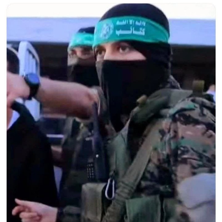 _negar_ir's tweet image. رزمنده قسامی که خانمها و پسر بچه راجابجا می کرد از خواهران گردانهای قسام بود.

کجایند مدعیان زن زندگی آزادی؟