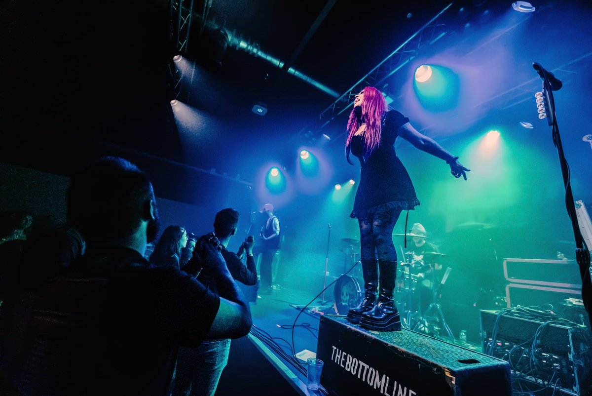 BronnieMusic's tweet photo. TILBURG &amp; AMSTERDAM YOU WERE EPIC. we 🩷 being on tour in europe 👊🏼 Essen tonight! https://t.co/s3E3VtNDVM