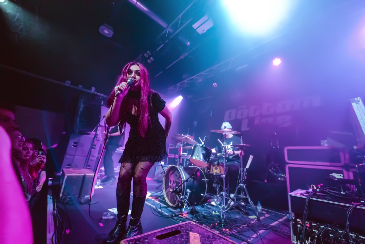BronnieMusic's tweet photo. TILBURG &amp; AMSTERDAM YOU WERE EPIC. we 🩷 being on tour in europe 👊🏼 Essen tonight! https://t.co/s3E3VtNDVM