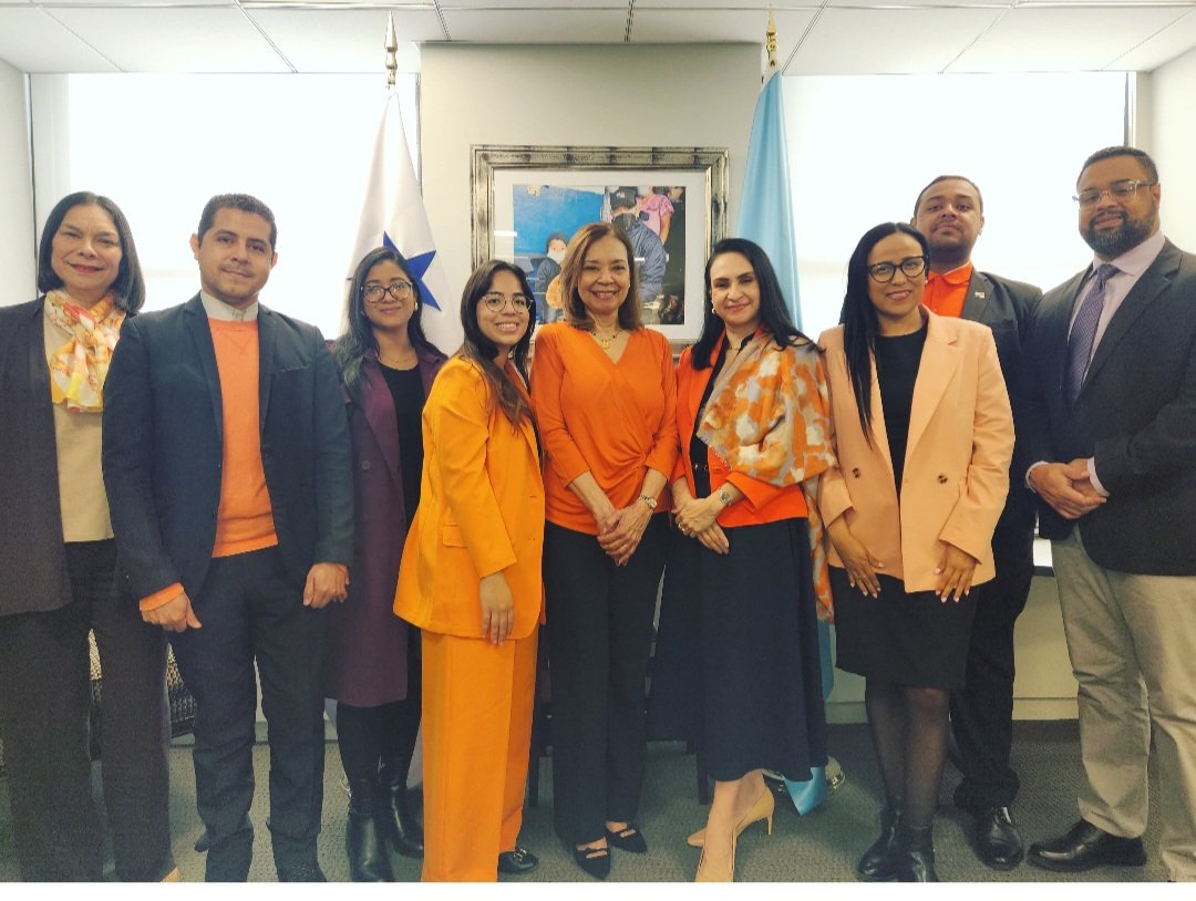 panamaonuny's tweet photo. Hoy, reiteramos nuestro compromiso en seguir trabajando  en garantizar los derechos  humanos de las mujeres en el 🌎. Rechazamos la violencia hacia las mujeres en todas sus formas y manifestaciones.
Recuerda, no lo normalices, denúncialo. #unete #16Days #Díainternacional #25denov https://t.co/E9d9QlglJF