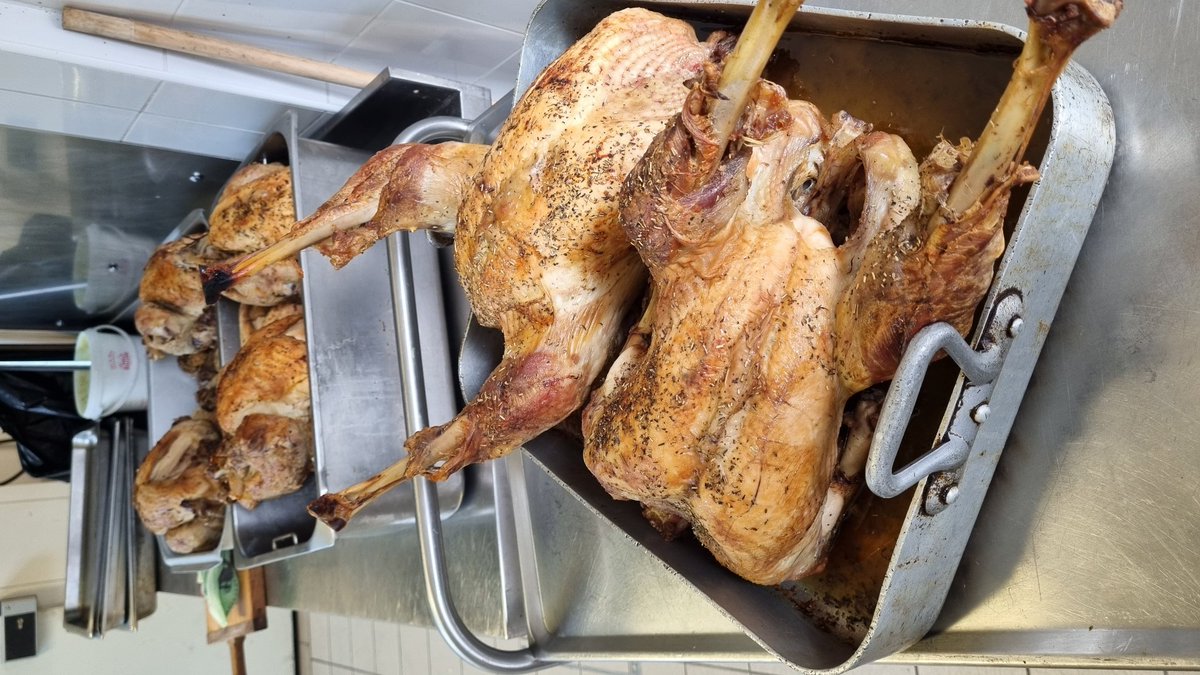 JeanMathat's tweet photo. 14 dindes ! 33kg de pommes boulangères ! Thanksgiving is giviiiing https://t.co/uCq5qptXfM