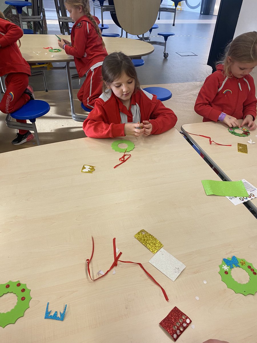 HowwoodGuiding's tweet photo. Craft No2 - Wreaths 🎁@GirlguidingRen https://t.co/4m8nejIu9T