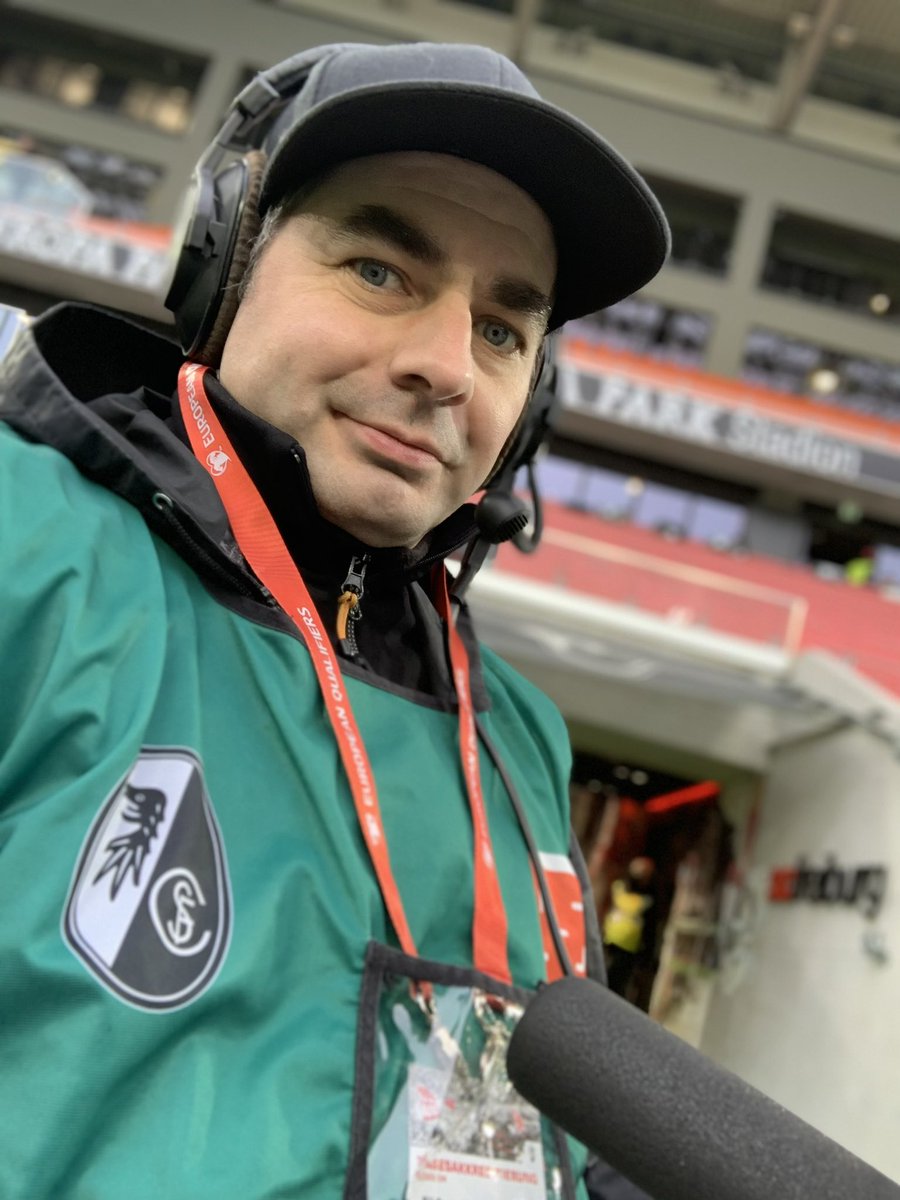 WennerGatta's tweet image. Un saluto agli amici di #UltraSlowMo da Tobias Kreutz di #KreutzTv, posizionato oggi dietro la #superSlowMo al centro del #Schwarzwald-Stadion per @scfreiburg vs @sv98 di @Bundesliga_DE !