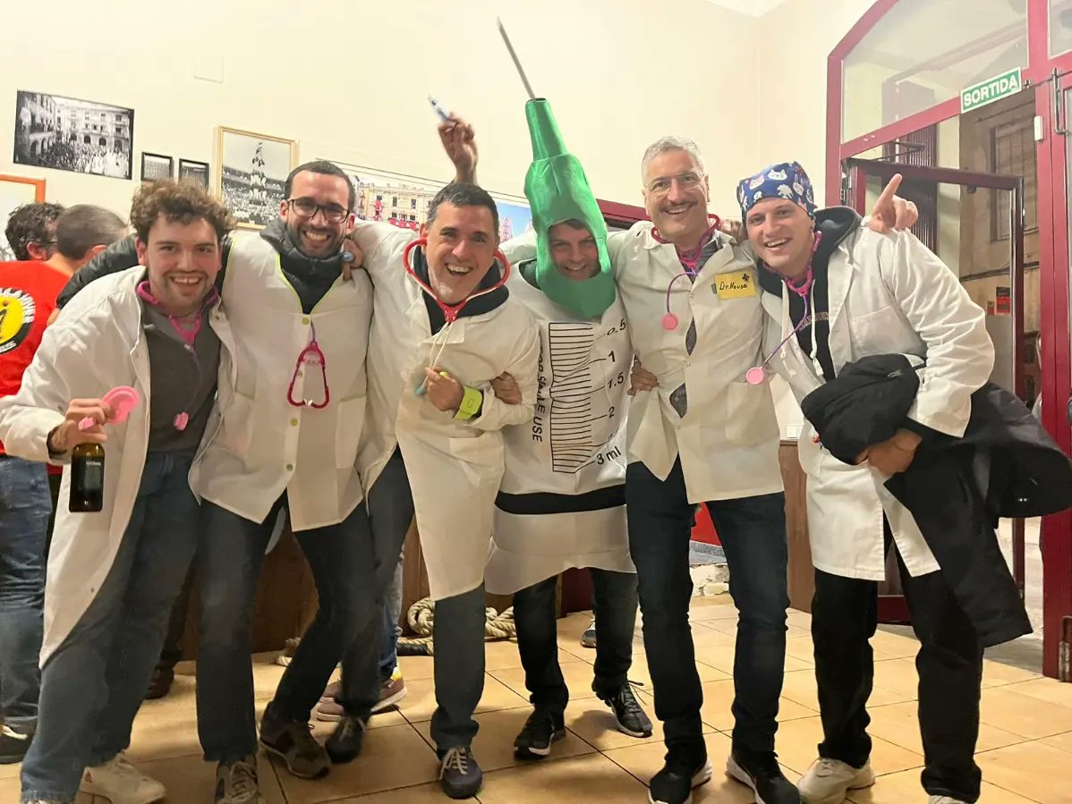 JovesValls's tweet photo. 🎭 Quina gran nit de divendres amb els diferents sopars sectorials que han acabat amb la trobada conjunta, a @latavernadelxon, de tots els grups participants!

#festescjxv23 #castells https://t.co/Y96NVxZgZ0