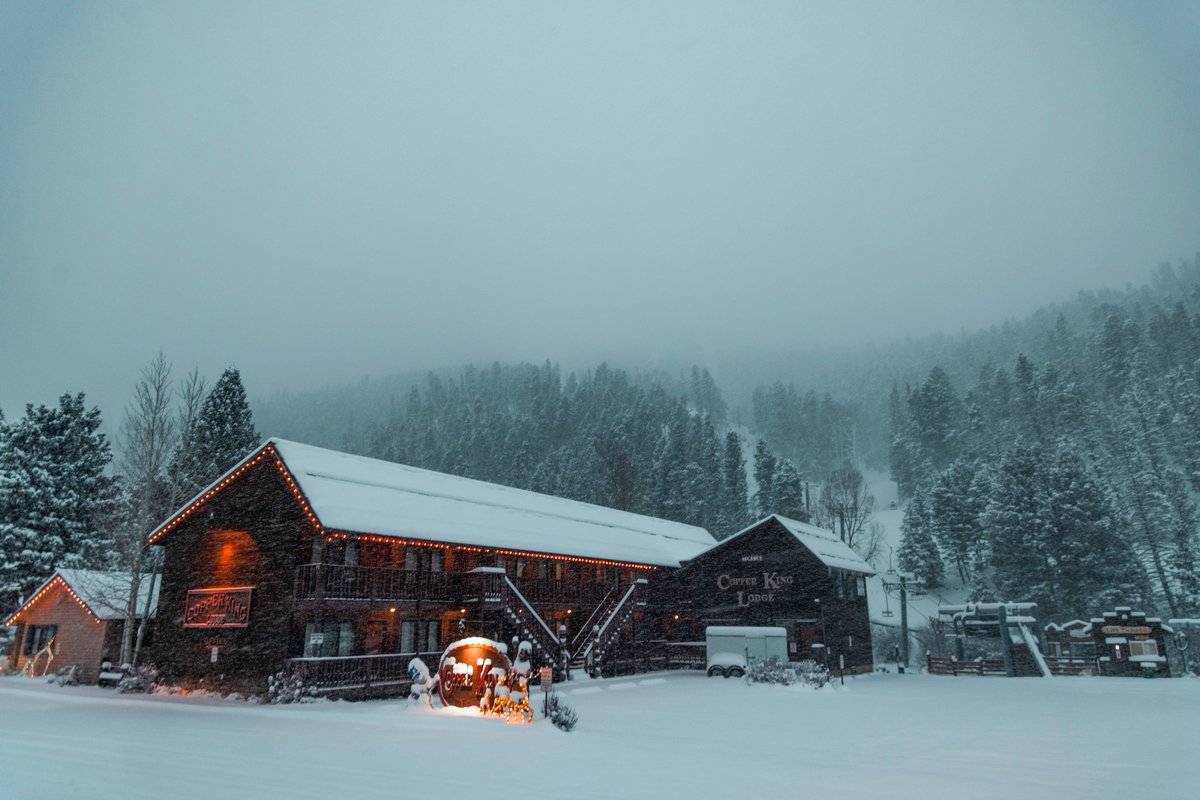 RedRiverSkiArea's tweet photo. 9" of new snow as of our 6:00am report with the storm still going strong 😍❄️ https://t.co/gDkHypZbeg