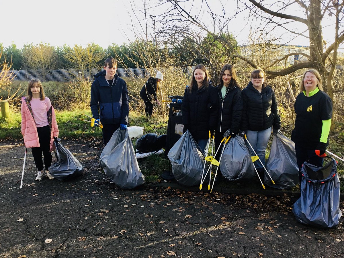 The kids did good today - 8 of our volunteers this morning are 16 or under ❤️
#lovewhereyoulive #leaveitbetter #keepbritaintidy