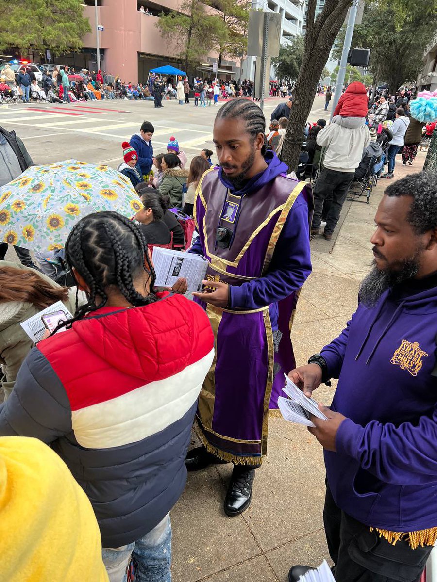 Officer Nehemiah teaching our people the #TRUTH at the Thanksgiving / thankskilling parade 

#thanksgiving #thankful #love #fall #family #turkey  #thanksgivingdinner #grateful #happythanksgiving #food #holiday #turkeyday #blackfriday #thanks #blessed #holidays #instagood