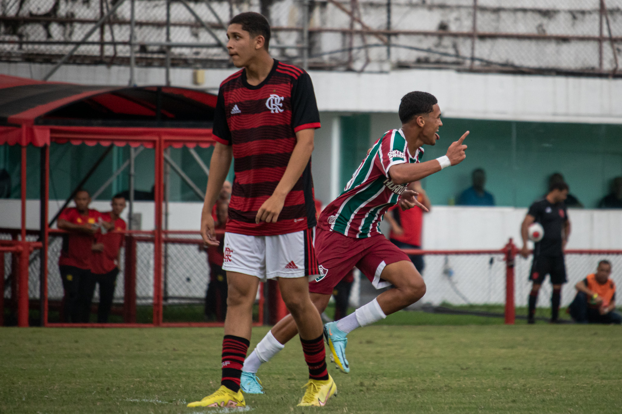 Alexsander e jogadores da base do Fluminense visitam crianças que