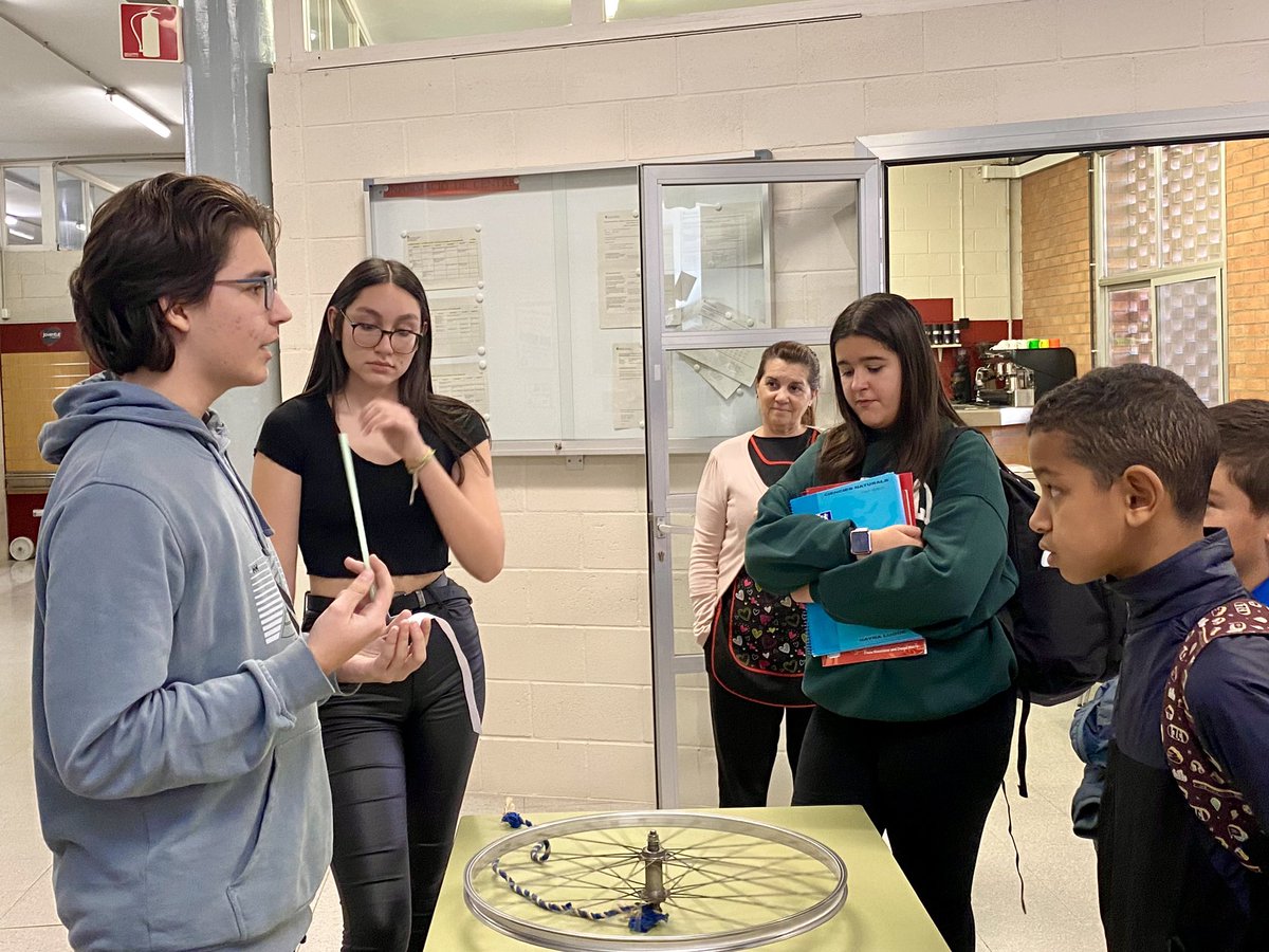 mercedelbarrio1's tweet photo. Experimentant amb la Física i la Química, l’alumnat de 4t d’ESO ensenya a l’alumnat de 1r.
#sc23 #sc23cat #28setmanadelaciència #comunitatdaprenentatge #steam @AnicetCosialls https://t.co/HPR39EBASw