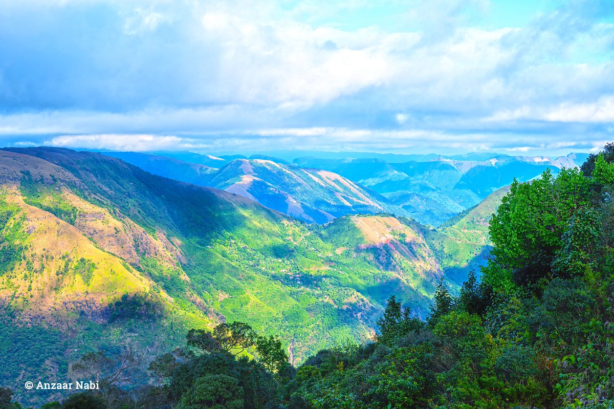 Meghalaya, the abode of clouds, has a breathtaking landscape. The dense forest cover of the hills and valleys offered a colourful contrast to this frame.

#meghalayatourism #landscapephotography #anzaarnabiphotography #khasihills #sohra #incredibleindianortheast