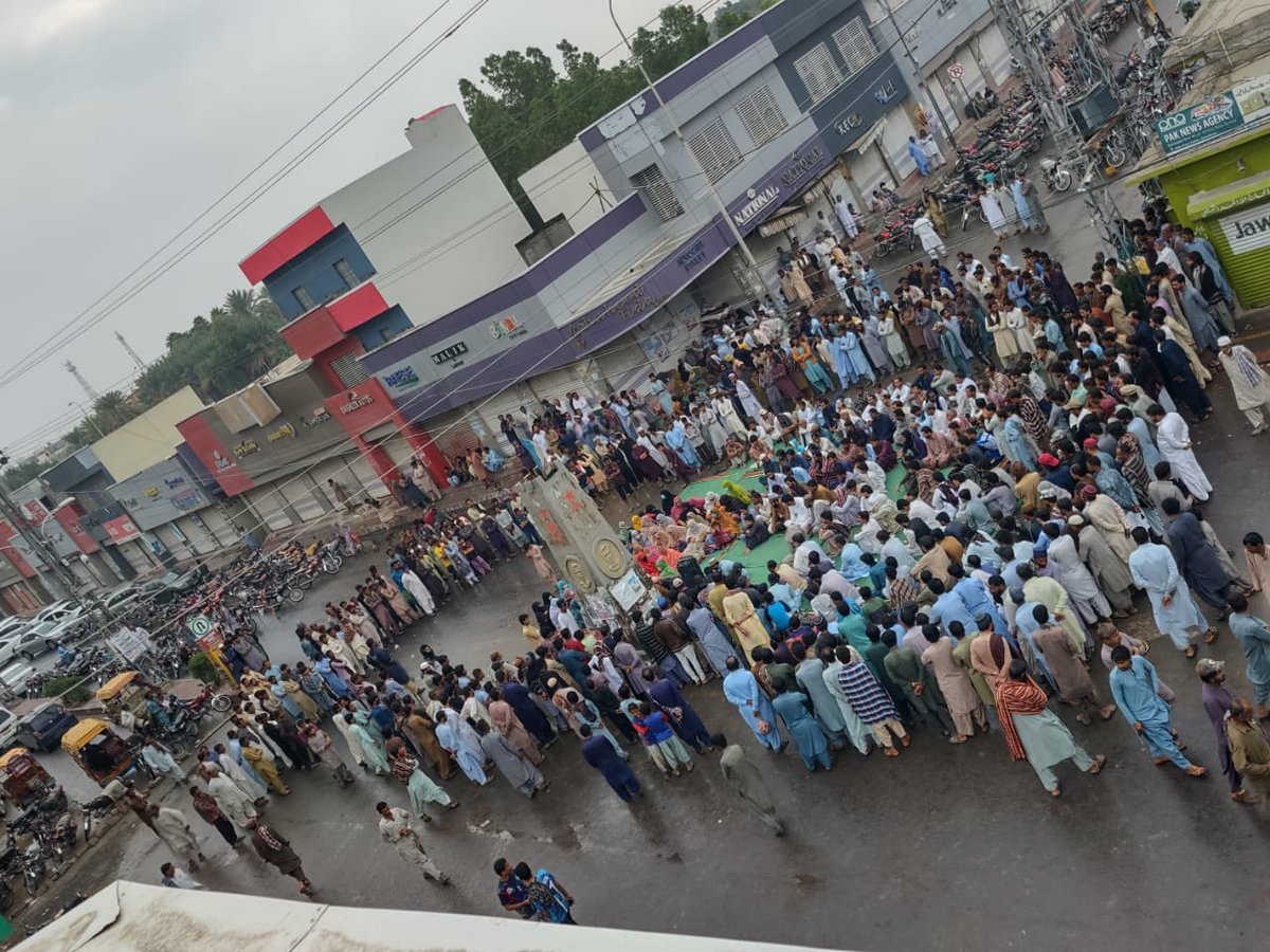 bebarg_zehri's tweet photo. اگاں کسے تئی زمینءَپچ بہ گِپت،گُڑا ؟ 
گُڑا من جنگ کناں                                  
جنگ کنے؟ تو وَ کسانے جنَگ بئے           
      چے بیت ؟ بلئے زمین وَ زانت کہ من آہی حق ادا کُت،او پدا دگہ#بالاچ ئے کیتءُگُشیت کہ اے منی زمین انت https://t.co/rCXFrcvjUZ