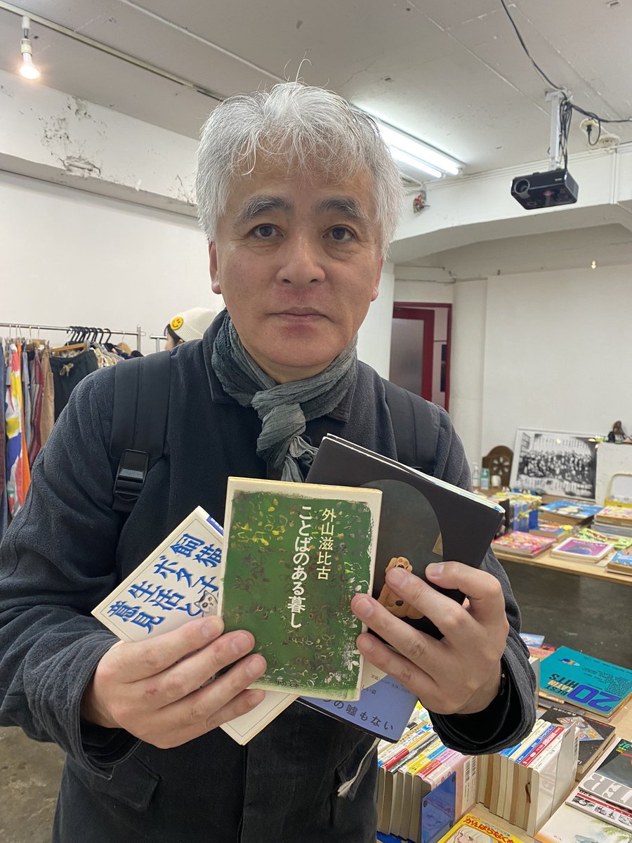 AouKozue's tweet photo. それぞれのお買い物。私が大学時代に作ったミニコミ（2枚目。実家押し入れ出土品）もだいぶ残り少なくなりました。
＃おもしろ古本市 https://t.co/SeLtFA01wM