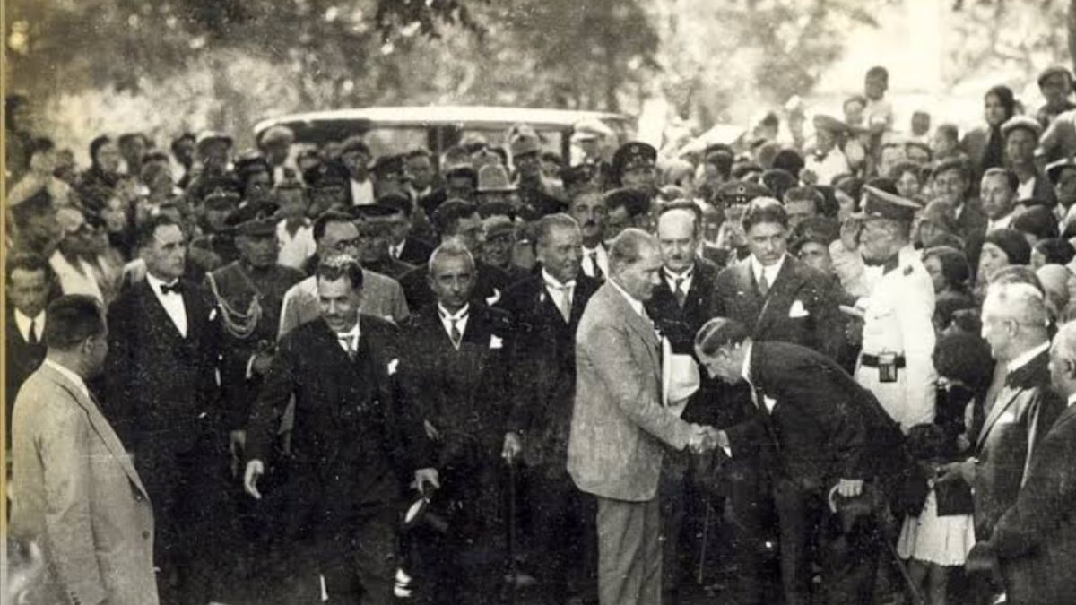 SMEYDAN's tweet photo. KILIK KIYAFET DEVRİMİ 98 yaşında

2 Eylül 1925’te yayımlanan 2431 Sayılı Bakanlar Kurulu Kararnamesi ile “Halkın kendiliğinden giymeye başladığı şapkayı devlet memurlarının da giymeleri zorunluluğu” getirildi.  

TBMM, 25 Kasım 1925’te 671 Sayılı “Şapka İktisası (Giyilmesi) Hakkındaki Kanun”u kabul etti. Kanunun 1. maddesi şöyleydi:

 “Türkiye Büyük Millet Meclisi üyeleri (milletvekilleri) ile genel, özel ve yerel yönetimlere ve bütün kuruluşlara bağlı memurlar ve hizmetliler, Türk milletinin giymiş olduğu şapkayı giymek mecburiyetindedir. Türkiye halkının da genel başlığı şapka olup buna aykırı bir alışkanlığın sürdürülmesini hükümet yasaklar.”  

Görüldüğü gibi “Şapka Kanunu” doğrudan halk için değil, milletvekilleri ve memurlar içindi. Ayrıca kanunda kadın giyimine yönelik bir hüküm yoktu. Peçe ve çarşafı yasaklayan bir yasa da çıkarılmadı. Bu konuda belediyelerin bazı düzenlemeleri ve tavsiye kararlarıyla yetinildi. Kadınların modern giyinmesi teşvik edildi. 

Atatürk ve Cumhuriyet düşmanlarının, Şapka Kanunu sonrası Erzurum'da buna karşı çıkan "Şalcı Bacı" adlı bir kadının idam edildiği iddiası ise tamamen bir uydurmadır. (Bu yalanın deşifresi için benim PANZEHİR adlı kitabıma bakılabilir)

"ŞAPKA TAKMAYANLAR ASILDI’ YALANI

30 Kasım 1925’te de –tekke, zaviye ve türbelerin kapatılması sırasında- Ceza Kanunu’nun 131. maddesinde yapılan bir değişiklikle “yetkili olmadığı halde sarık ya da dinsel kıyafet taşıyanların” 3 aydan 1 yıla kadar hapsedilecekleri bildirildi. Sarık ve fes yasaktı. Ancak sıradan vatandaşların şapkasız dolaşması suç değildi. 

1926 tarih ve 765 sayılı kanunla kabul edilen Türk Ceza Kanunu’nun 526. maddesine göre “kanuna itaatsizliğin cezası” 1 aya kadar hafif hapis ve 50 liraya kadar hafif para cezasıydı. 1939 yılında Türk Ceza Kanunu’nun 526. maddesinde yapılan değişiklikle şapka giymemenin cezası 3 aya kadar hapis oldu. Bu cezaların çoğu da affedildi. Yani siyasal İslamcıların iddia ettiği gibi, şapka kanuna karşı çıkıp şapka  takmamanın cezası “idam” değildi, şapka takmadığı için idam edilen kimse yoktur. İslamcıların “şapka mağduru” ilan ettikleri İskilipli Atıf da şapka karşıtı kitap yazmaktan veya şapka takmamaktan değil, şapka bahanesiyle çıkarılan gerici isyanların “en büyük etkeni” olduğu ve Kurtuluş Savaşı sırasındaki ihanet bildirileri nedeniyle TCK’nin 55. maddesi gereği “anayasayı tağyir” suçundan idam edildi. (Ergün Aybars, İstiklal Mahkemeleri, Ankara, 2009, s. 327) Prof. Dr. Ergün Aybars’ın deyişiyle, İstiklal Mahkemeleri’nde “Şapka Kanunu”na muhalefet nedeniyle “ağır cezalara mahkûm edilenler, şapka giymedikleri için değil, şapkayı bahane ederek gerici ayaklanma çıkarmak, kışkırtmak suretiyle dini politikaya alet edip vatana ihanet ettikleri için mahkûm edildiler… Suçu sadece şapkaya karşı koymak olan ferdi suçlar ise hafif şekilde cezalandırıldılar.”
(Aybars, s. 328)

ŞAPKA KANUNUNUN AMACI

Şapka Kanunu’nun amacı herkese kanun zoruyla şapka giydirmek değil, şapka giyen memurlar ve milletvekillerinin topluma örnek olmasını sağlayarak ulusal ve uluslararası hiçbir değeri olmayan sarık ve fesi çıkarttırmak ve toplumda çağdaş kılık kıyafetin yaygınlaşmasını sağlamaktı. Şapka, çağdaş giyim kuşamın simgesi olarak öne çıkarıldı.
Atatürk, bu konuda da ulusuna örnek oldu. Zannedilenin aksine  “Şapka Kanunu” amacına ulaştı. Bugün bu kanunun üstünden 100 yıl geçmeden -küçük bir azınlık dışında- Türk halkının büyük çoğunluğunun çağdaş giyim kuşamı benimsemiş olması, Atatürk’ün Kılık Kıyafet Devrimi’nin çok başarılı olduğunun en açık kanıtıdır.

Bugün Şapka Kanununu kıyasıya eleştirenlerin bile genelde ceket pantolon, kravat vb çağdaş kılık kıyafetle arzı endam etmeleri, fesin sadece  bazı dondurmacılarda, Sultanahmet'te turist çekmek isteyen esnafta ve Atatürk düşmanı fesli tarihçinin başında kalması, fesi çıkarttırıp  çağdaş kılık kıyafetin yaygınlaşmasını amaçlayan Şapka Kanununun amacına ulaştığının en tipik göstergeleridir. 

Detaylar için bkz👇

Kılık Kıyafet Devrimi https://t.co/umFpfTE3Ef