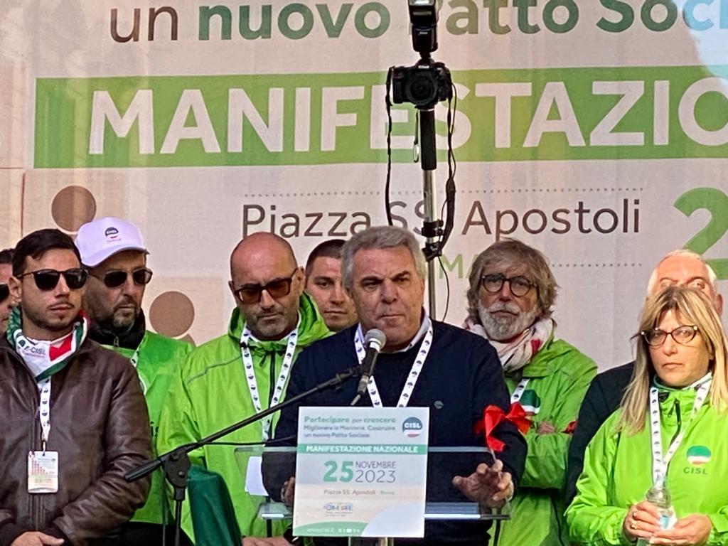FaiCislCalabria's tweet image. Per migliorare la Manovra, per un nuovo patto sociale, per la transizione ambientale e il lavoro forestale calabrese...
Tante ragioni per esserci oggi a Roma in Piazza Santi Apostoli per la manifestazione #Cisl, con #proposte #responsabilità #partecipazione