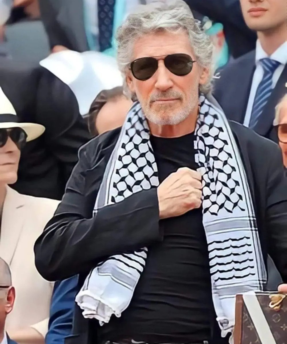 Vicente73977721's tweet photo. Roger Waters está con la justa causa Palestina. https://t.co/T8L6I1ZRUm