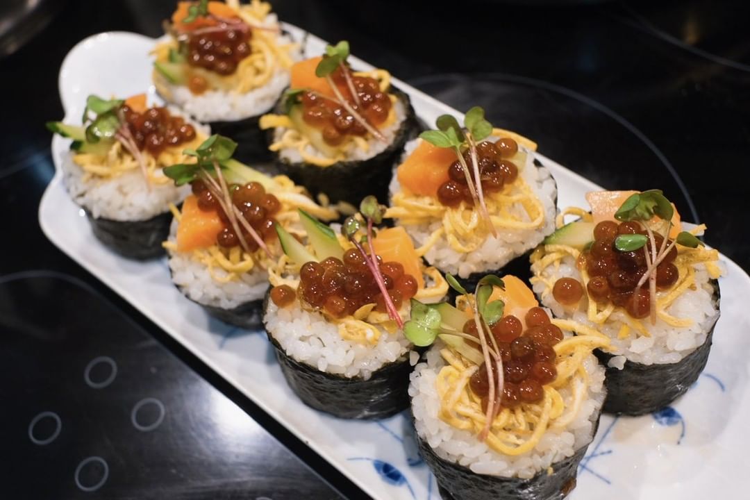 kaza01's tweet photo. 今日の夕食
イクラ、鮭、アキノキリンソウ、キュウリ、ワカメ
エビ、キュウリ、牛肉の巻き寿司 豆腐とワカメのスープ添え
お刺身はサーモン、甘えび、ビンナガマグロのグリル（塩レモン）でした。

#夕食
#グルメ https://t.co/7286RbE0Rl