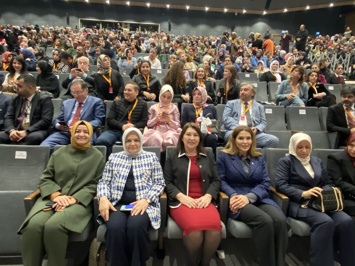 📍 Haliç Üniversitesi Cumhurbaşkanımız Sayın @RTErdogan’ın himayelerinde, Aile ve Sosyal Hizmetler Bakanlığımız tarafından düzenlenen programa katıldık. Kadına yönelik şiddete karşı mücadelemizi, kadın erkek omuz omuza sürdürmekte #Kararlıyız