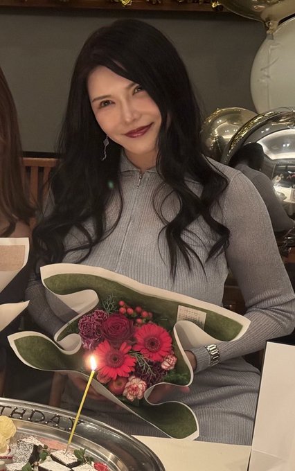 また誕生日遅れたけどってお祝いしてもらえた✨
大好きな8人のおねぇさん達と。
あんな風に素敵になりたいって思える大事な先輩たち。 https://t.co/YMFJMSwoSV