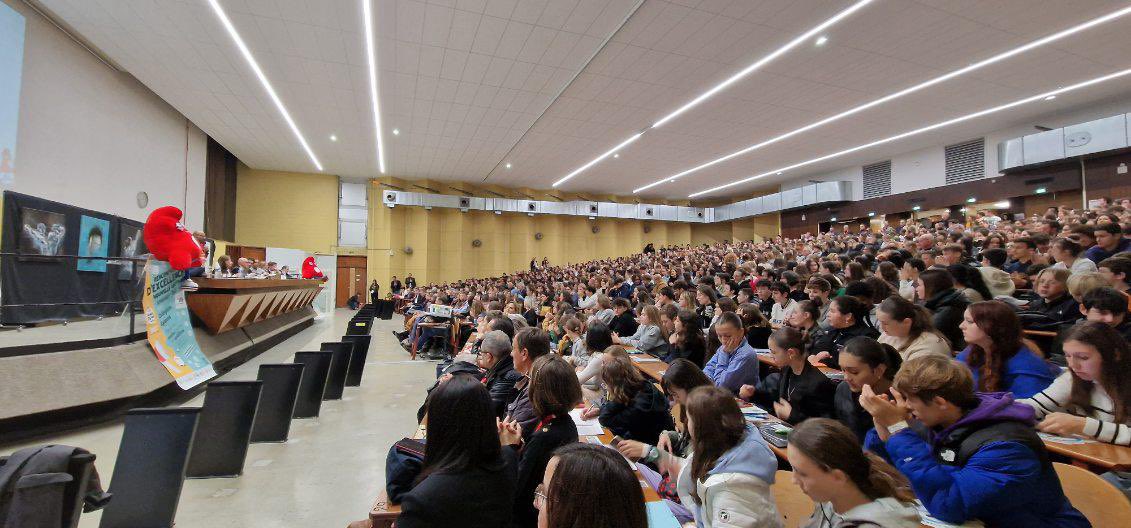 Plaisir d’ouvrir l'édition 2023 des rencontres de l'#excellence <a href="/AcBordeaux/">Académie de Bordeaux</a> : 1 000 lycéens, collégiens et parents réunis à <a href="/univbordeaux/">Université de Bordeaux</a> et <a href="/ScPoBx/">Sciences Po Bordeaux</a> pour de nombreux échanges et ateliers métiers ! 🙏 aux intervenants: 1 moment déterminant pour les élèves #parcours #orientation 👏