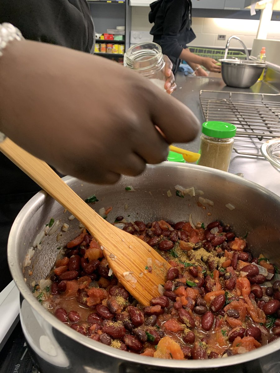 What’s better than a warm bowl of bean chili on a cold day!!? Topped with cheddar and fresh chives, this meal satisfied! 😋 #vegetarian #hfa