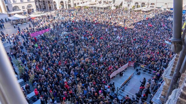 Le piazze oggi contro la violenza sulla donna 🌈🚀