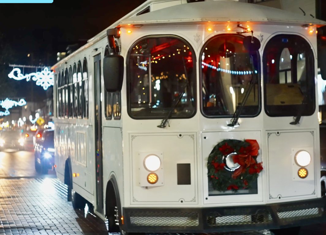 FederalHillRI's tweet photo. Join us TODAY for Christmas on the Hill!
2-6pm Details https://t.co/8NzEIASlIz
Live Performances, Festive Lights, Santa, Free Trolley Rides, Choir &amp; Tree Lighting at 5pm! https://t.co/KtzGz7OSTU