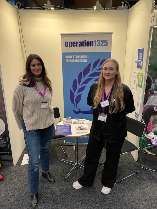 Så var årets <a href="/MRdagarna/">MR-dagarna</a> till ända. Operation 1325 har informerat om vikten av att inkludera kvinnor i fredsprocesser. 
Stort tack till våra volontärer Amalia Adling Tufvesson &amp; Johanna E Berzell som bemannade montern.  
#MRdagarna #kvinnorfredochsäkerhet #volontärer