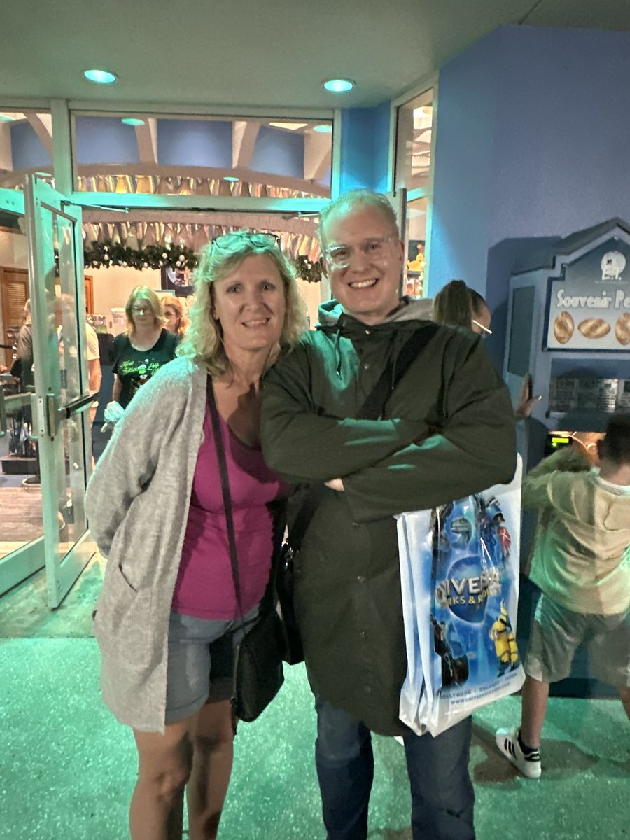 TraMarie44's tweet photo. @marcsilk @UniversalORL Great meeting you in ET store of all places is my favorite Store/ ride too. https://t.co/Gu4HDeJPLf