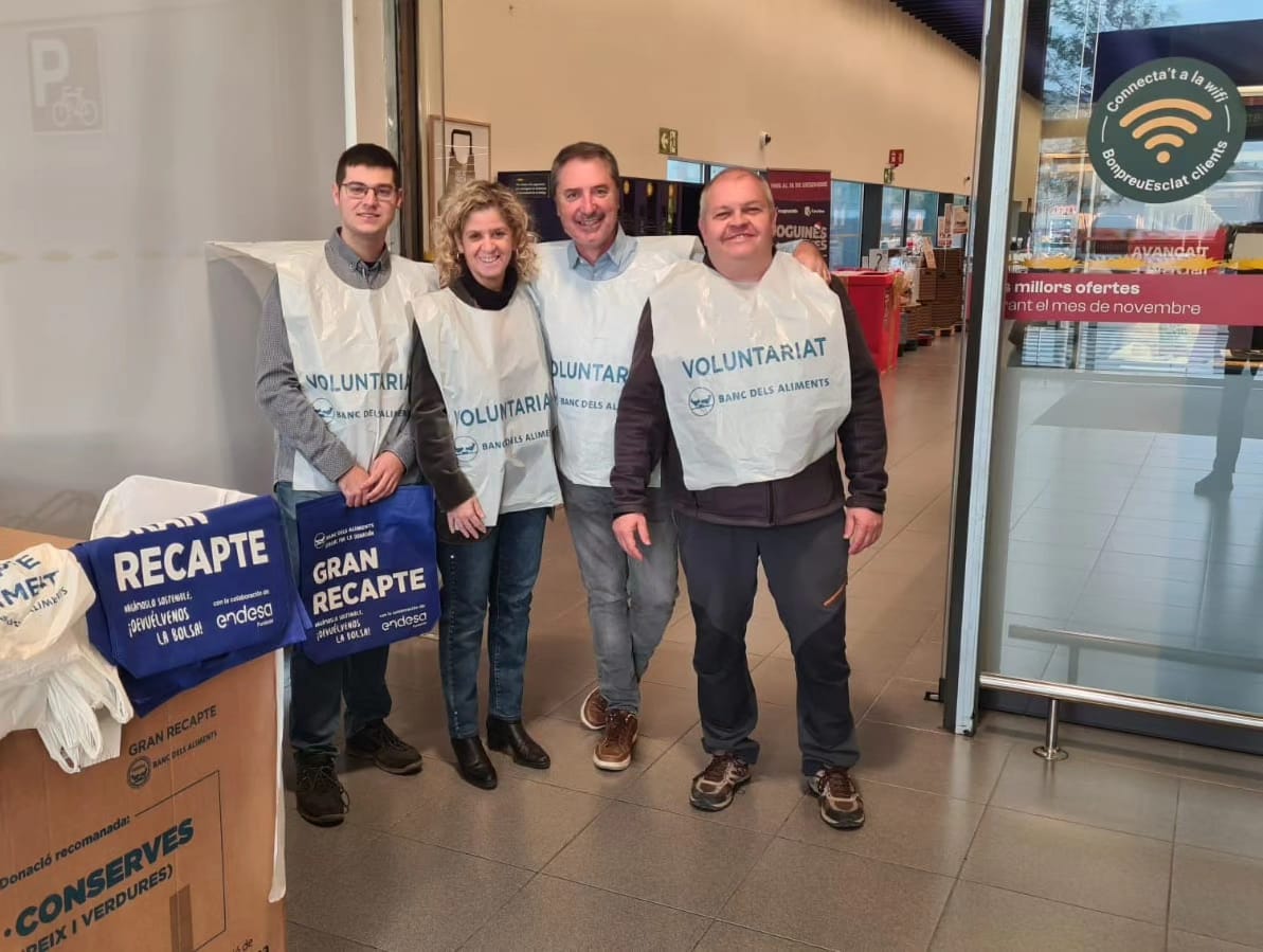 meritxellroige's tweet photo. Un any més l'equip de @juntspertortosa col·laborem en la recollida d'aliments del @GranRecapte. Us animo a col·laborar i ajudar als que més ho necessiten. #Tortosa 
@BA_Ebre @OscarOlogaray https://t.co/0P5b90U61G