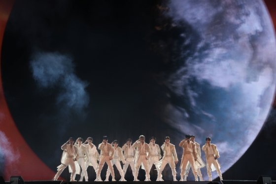 xzuminghao_o's tweet photo. Lost in the rhythm of Saitama's embrace, two days of Follow concert felt like a dream with CARATs.
(@yoshuahong ) https://t.co/ioFz7KmB0Z