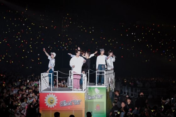 xzuminghao_o's tweet photo. Grateful for every heartbeat shared on stage, these moments are a symphony of joy. Thank you for turning each note into a memory. Let's keep dancing through the melody of our journey together 🤍
(@yoshuahong ) https://t.co/hidXLyeMTp