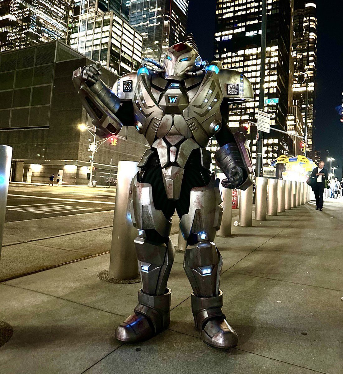NiFeWARS's tweet photo. 💡FUN FACT

We built a full Human Emperor MECH SUIT which @Scott_Herman piloted around New York for several hours.

That thing weighs 85lbs 🫡

Who does that?

💥💥💥

#WAGMIGAMES @Immutable @0xferg https://t.co/x5S6CMy08O