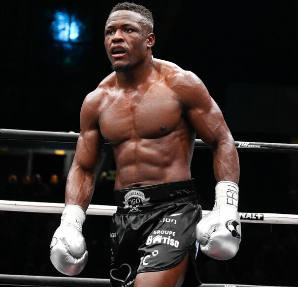 Selon vous ? EN BOXE ANGLAISE 🥊 Qui gagne ? 

🔄 Rt pour Cedric Doumbe 🇨🇲🇫🇷
❤️ Fav pour Kevin Lele Sadjo 🇨🇲🇫🇷

Kevin Lele Sadjo combattra le 2 décembre au Palais des sports de Marseille et n'est pas contre l'idée de combattre Doumbé après ça 👀🥶 LA FUMÉEEEEE